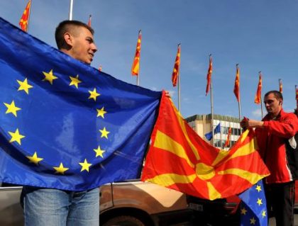 210303 EU und Nordmazedonien Flaggen