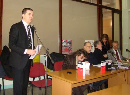 makedoncite-vo-albanija-gi-promoviraa-knigite-na-nikovski-i-vlahov-1