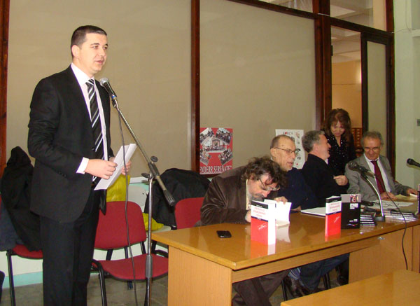makedoncite-vo-albanija-gi-promoviraa-knigite-na-nikovski-i-vlahov-1