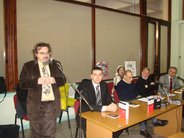makedoncite-vo-albanija-gi-promoviraa-knigite-na-nikovski-i-vlahov-3