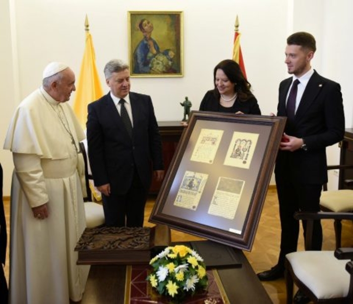 gjorge-ivanov-podarok-papa-francisk-2-480x413-219214