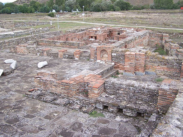 800px-Large bath at Stobi