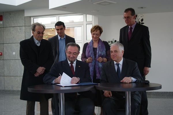 Skopje 2011 muzej na holokaustot-potpisuvanje dogovor so evtopska akademija-Berlin. 4